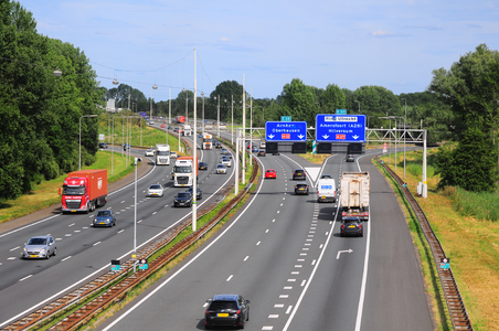 903352 Gezicht op de A12 te Utrecht, vanaf de Koppelbrug, uit het westen, richting het verkeersknooppunt Lunetten.